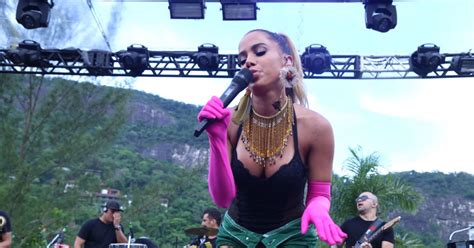 ¡El Carnaval de Río Brilla con la Magia de Anitta! Una Explosión de Ritmo y Energía en la Ciudad Maravillosa!