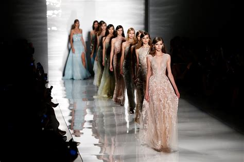 El Desfile De Moda Glamour Italiano: Un Vistazo A La Exclusividad Y El Enigma de Paolo Sorrentino!